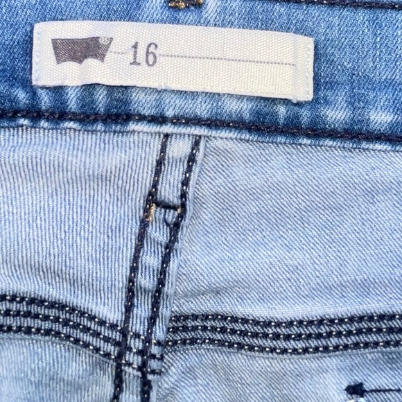 Levi’s Denim Shorts with Rolled Hem and 5-Pocket Design Size 16 - Picture 11 of 12